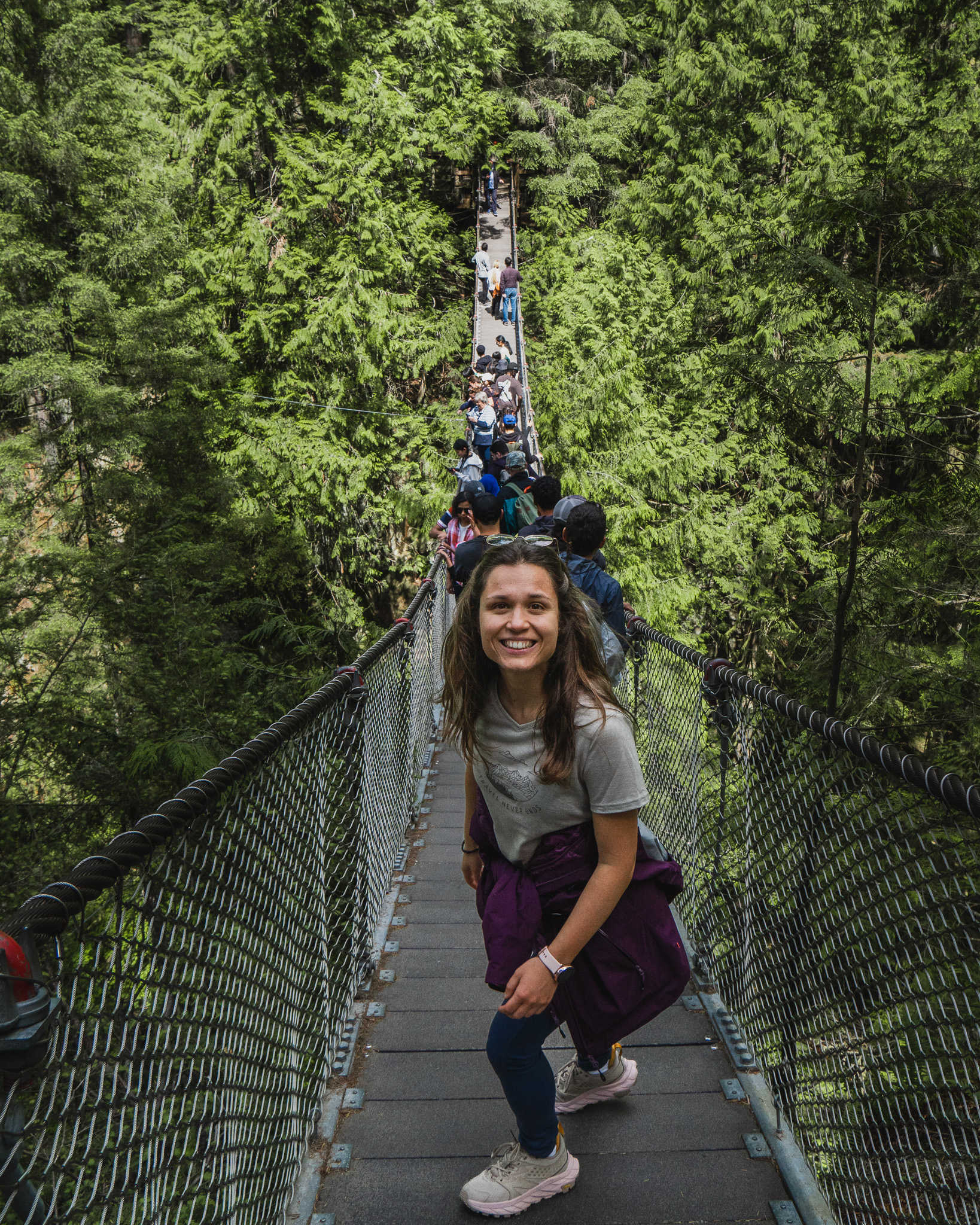 Alicia del blog de AliveandRoaming en el puente colgante del Lynn Canyon Park, Norte de Vancouver, en la Columbia Británica, Canadá