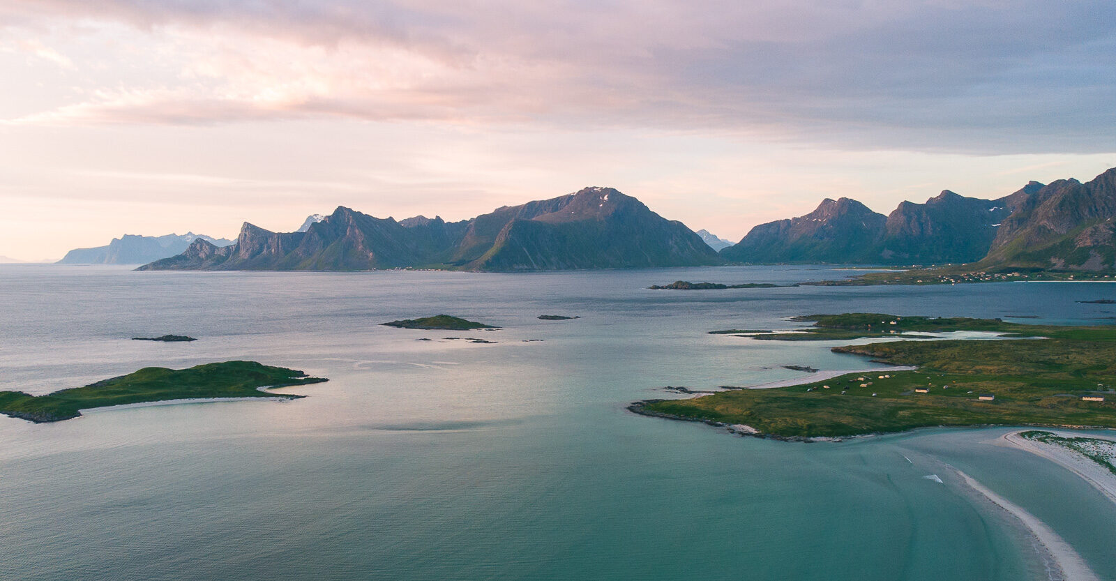 Vistas a Kolbeinsanden desde el cielo con el sol de medianoche ártico