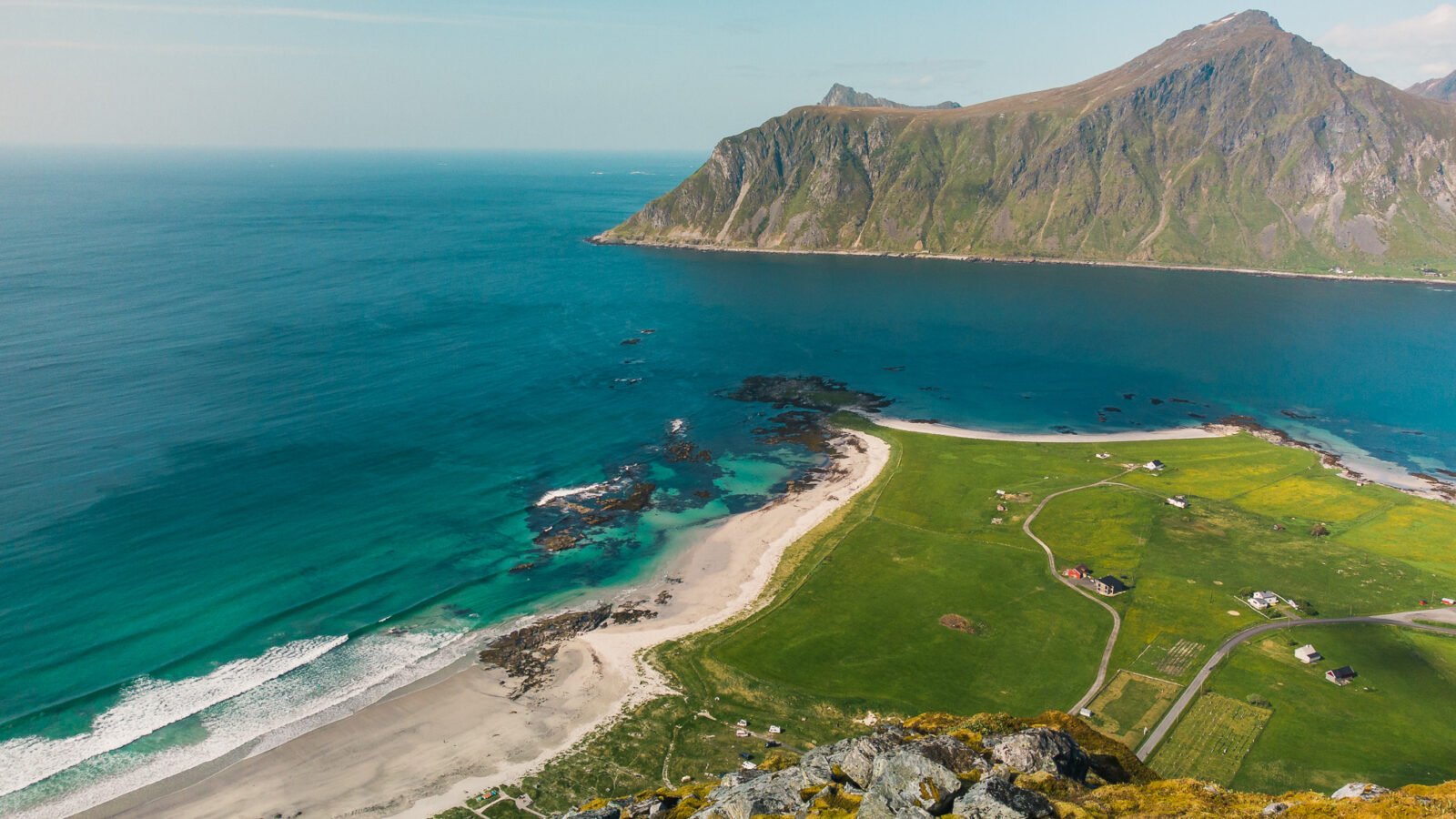 Foto desde el pico Flakstadtind en la playa Skagsanden en las Islas Lofoten
