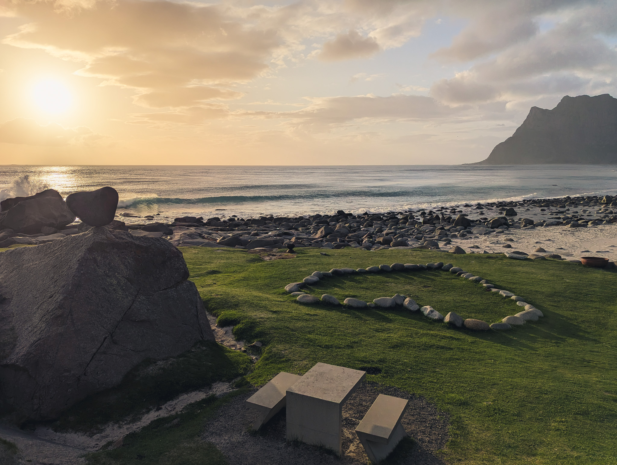 Playa uttakleiv al atardecer en las islas Lofoten