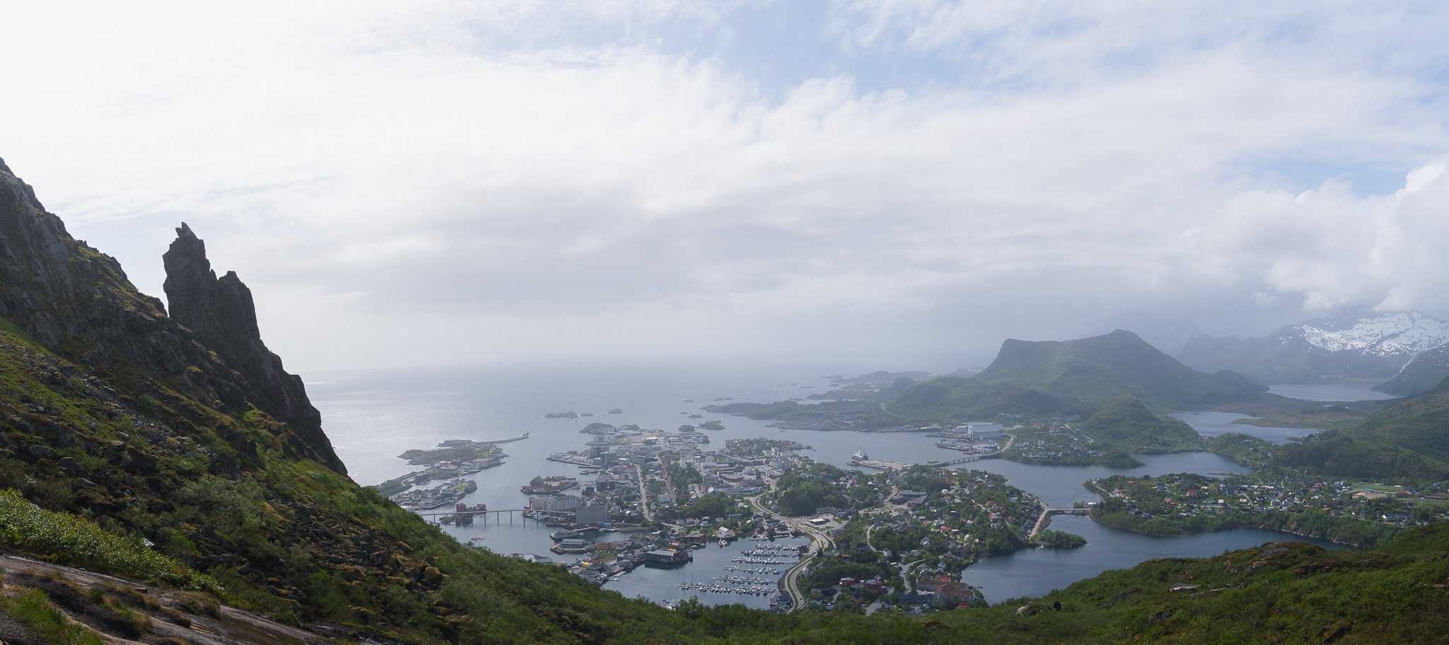 Vista panorámica de Svolvær desde Djevelporten