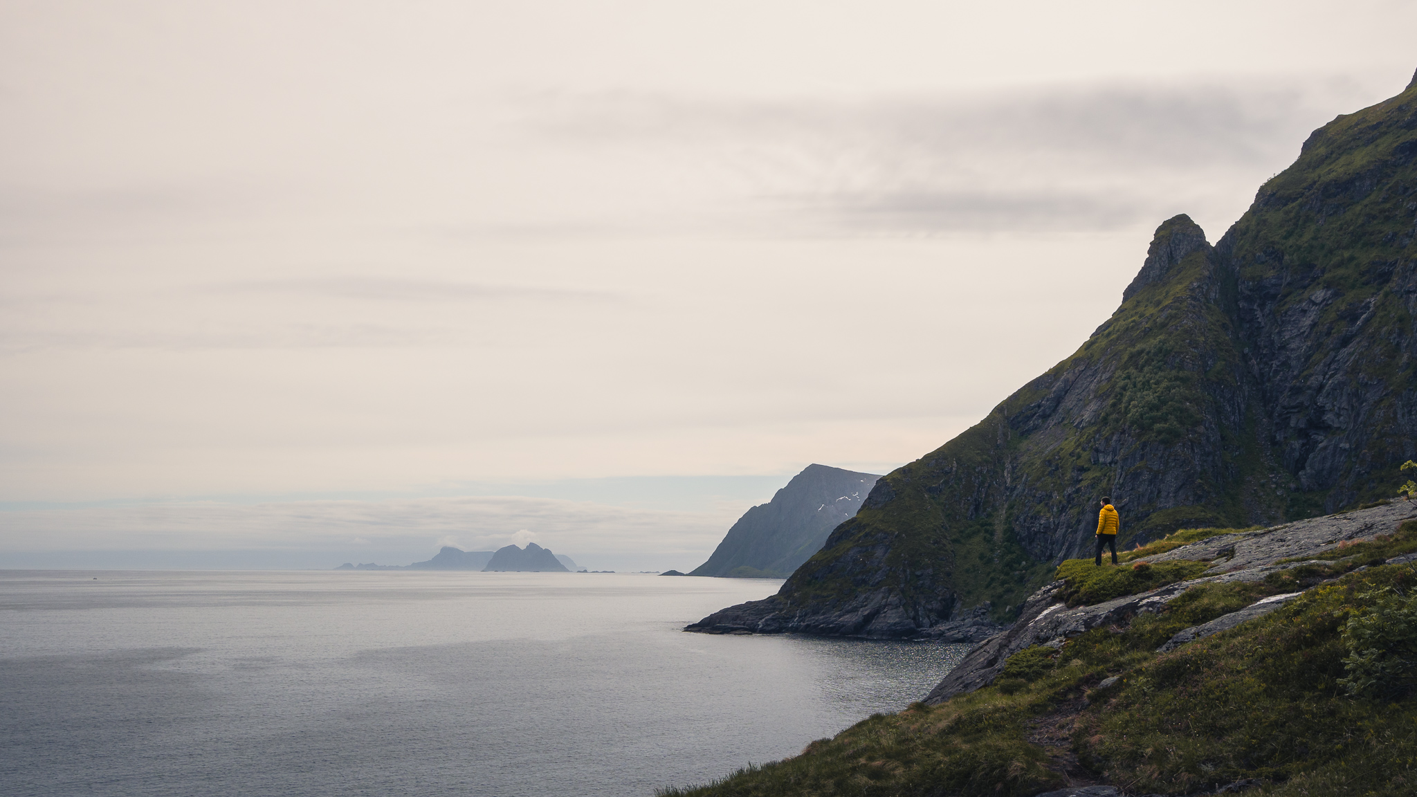 Vistas en Å sobre Vaeroy y Rost en las Islas Lofoten en Noruega