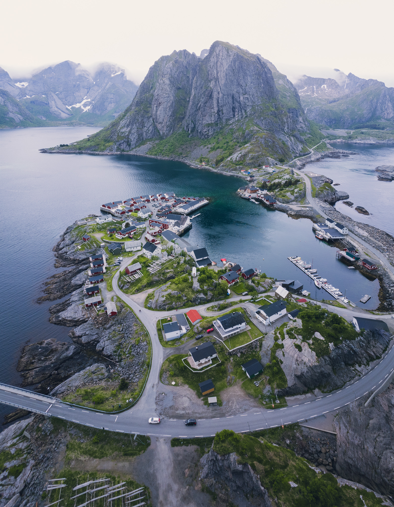 Panoramica aérea del pueblo Hamnoy en las islas Lofoten