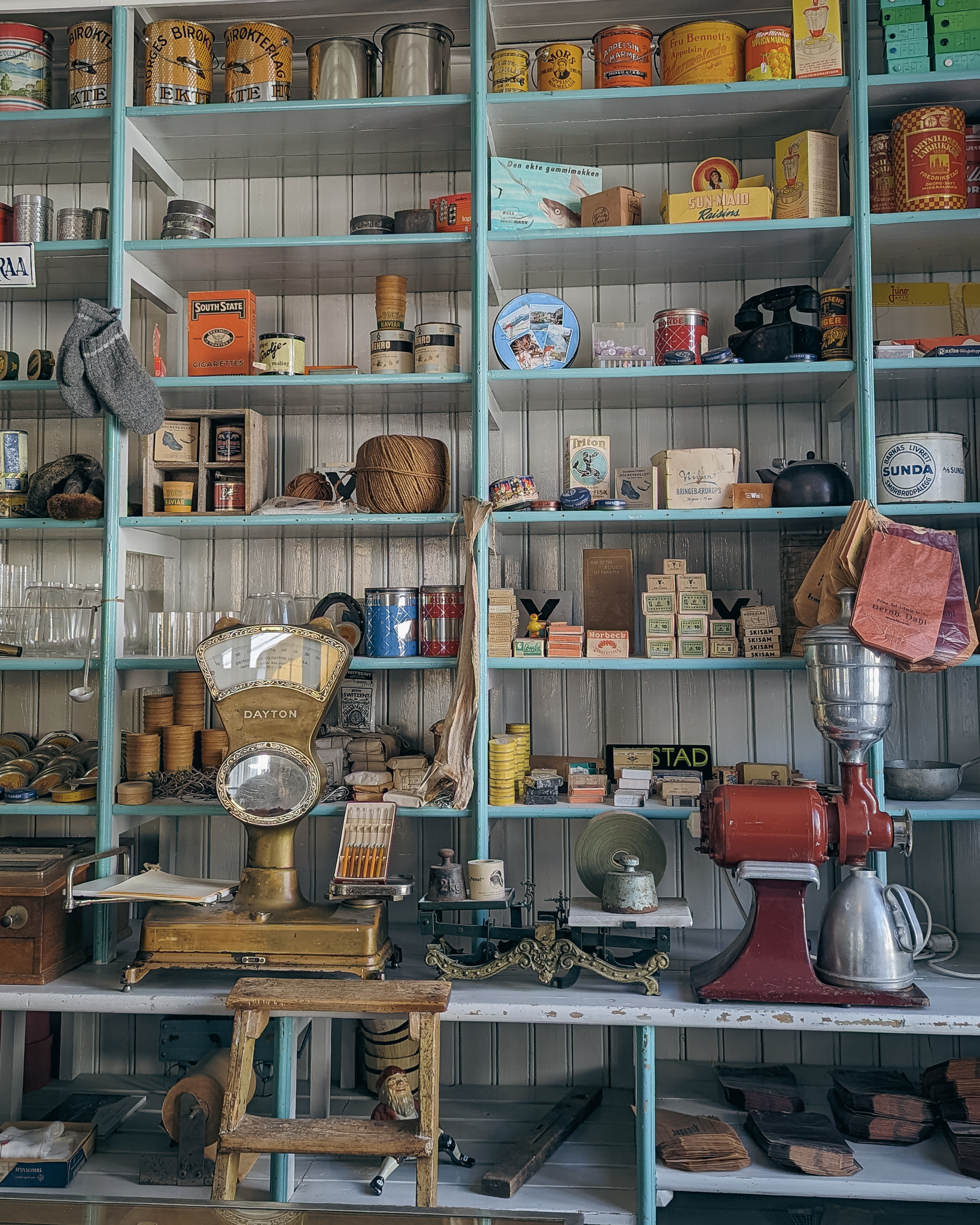 Interior de la cafetería museo en Nusfjord con la tienda en primer plano