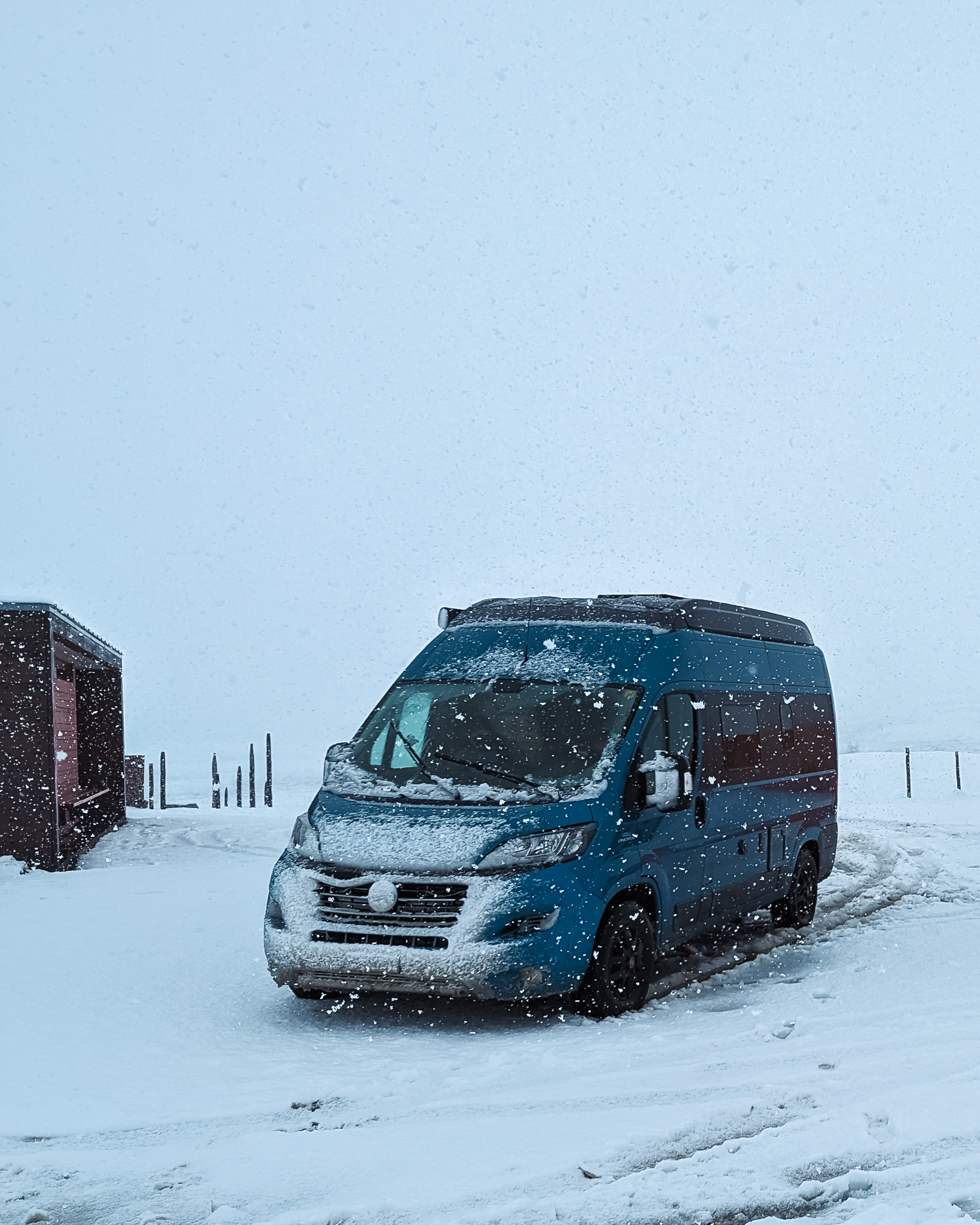 Furgoneta camper aparcada con nieve ruta mirador de Snohetta