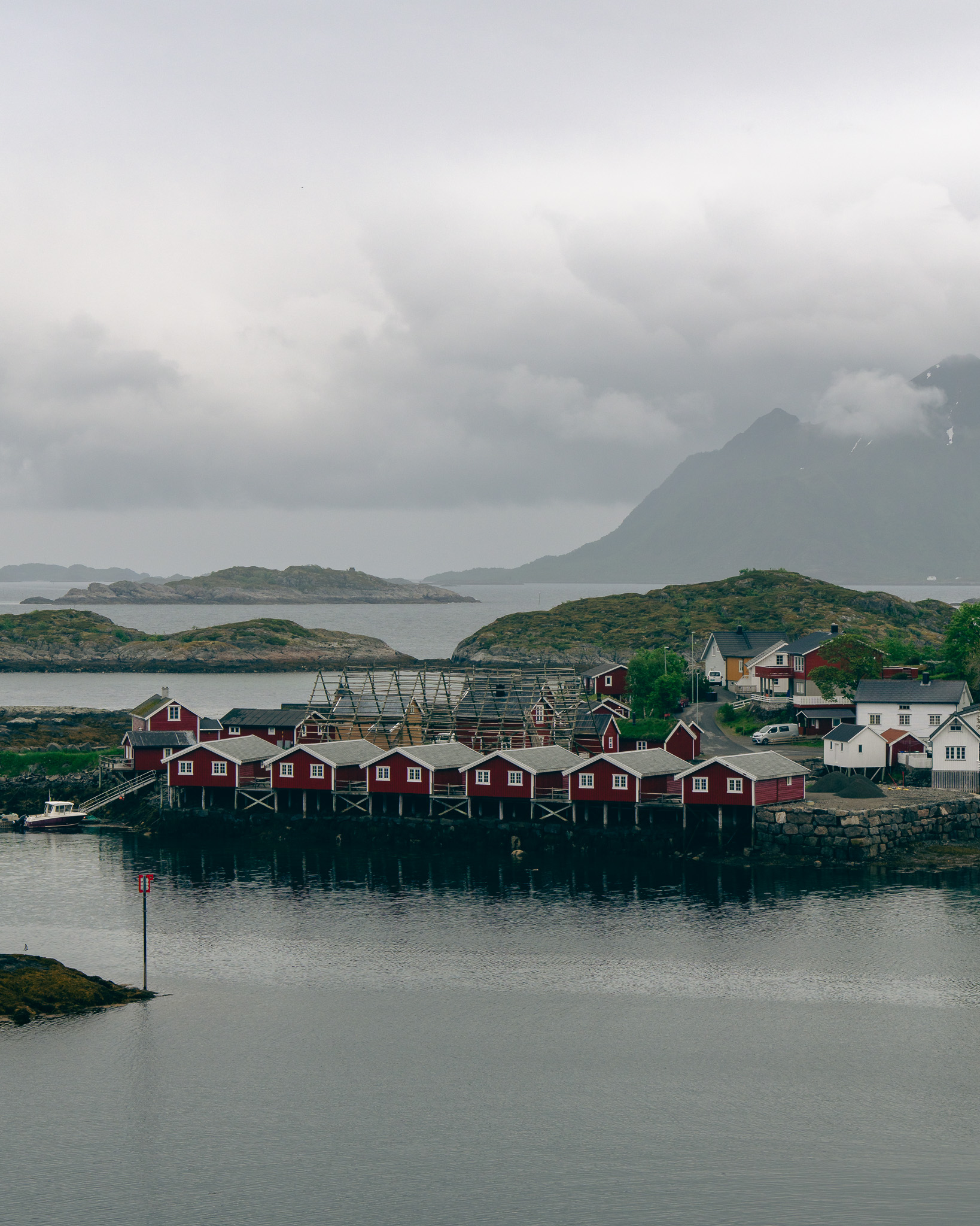 Grupo de pequeñas casas rojas en el pueblo Svolvaer en las islas Lofoten