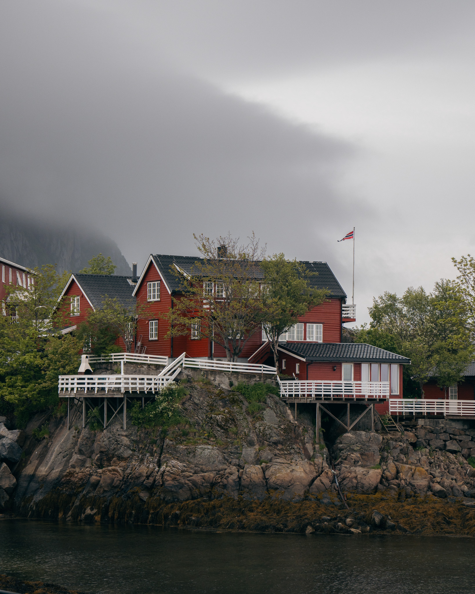 Casas rojas en el pueblo Svolvaer en las islas Lofoten