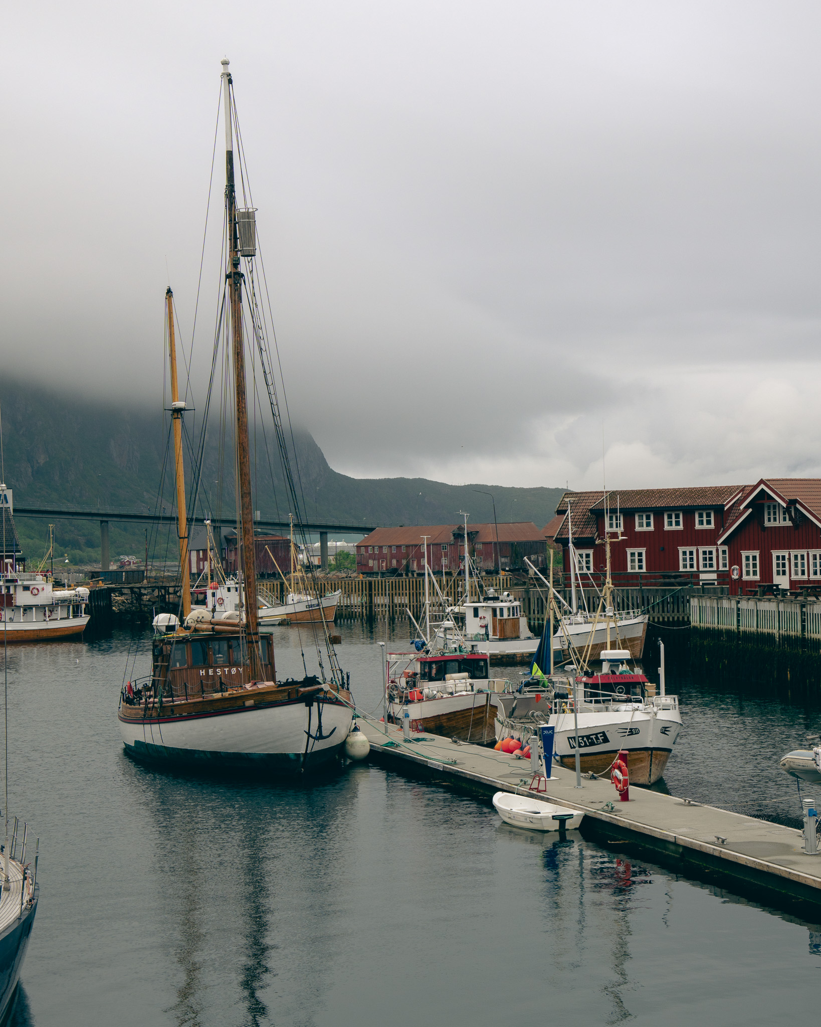 Barco pesquero en Svolvaer pueblo de las islas Lofoten