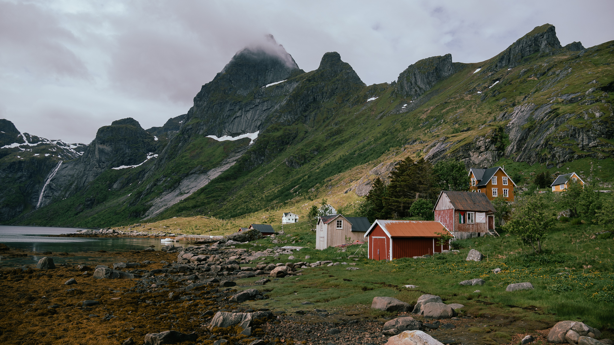 Vindstad en el interior del parque nacional Lofotodden ruta bunes beach y helvestinden