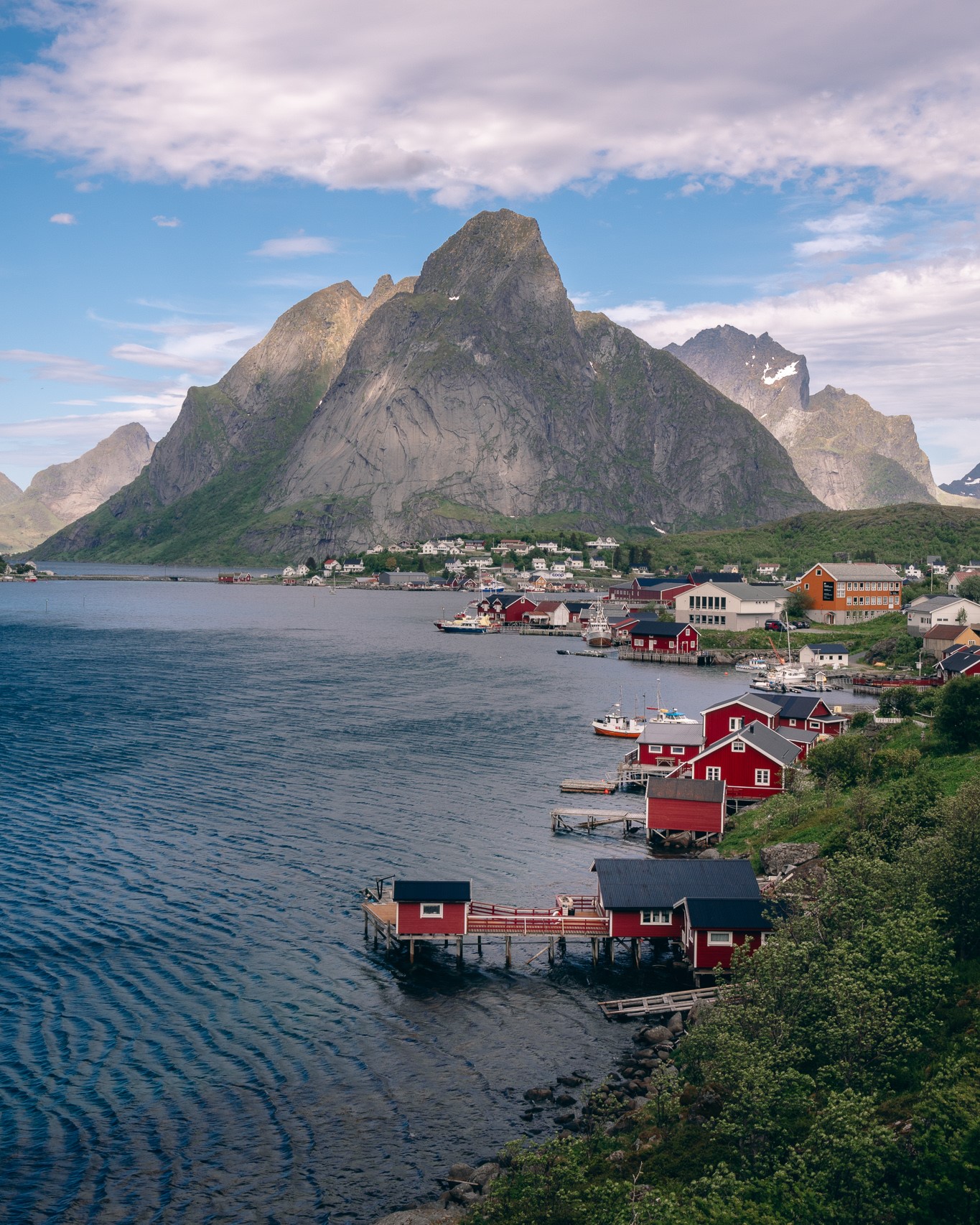 Vistas de Reine desde el puente en las Islas Lofoten