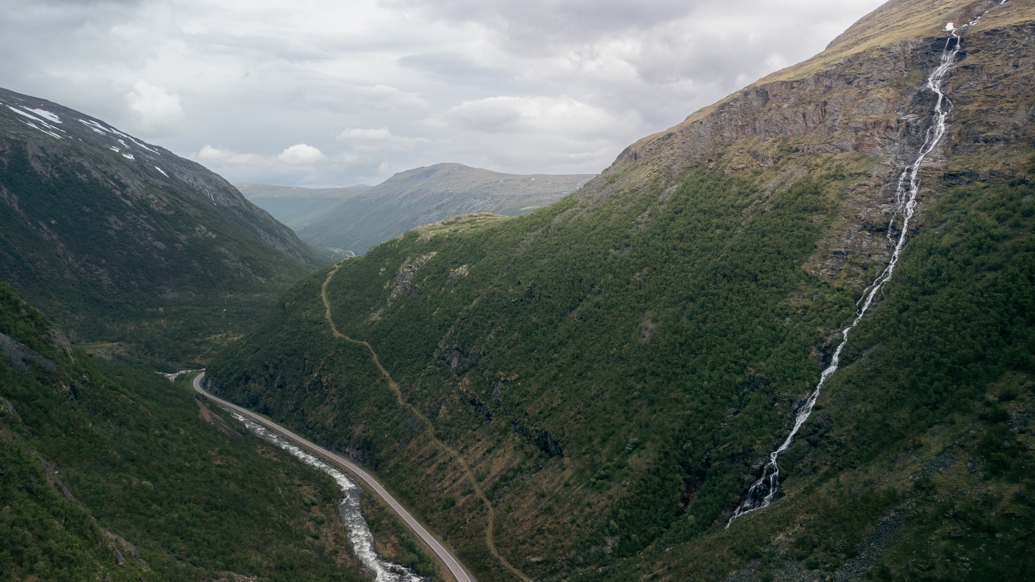 Carretera E6 Noruega cerca del cañón Mågålaupet