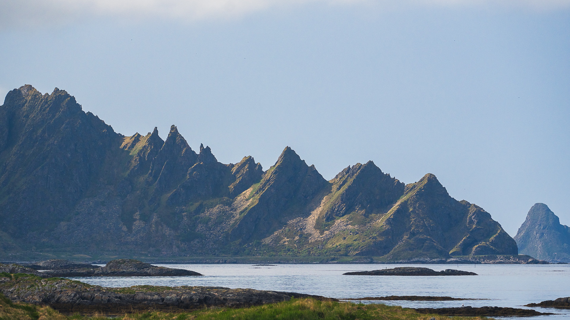 Fotografia de las montañas en Andenes, cerca del faro, en el norte de Noruega