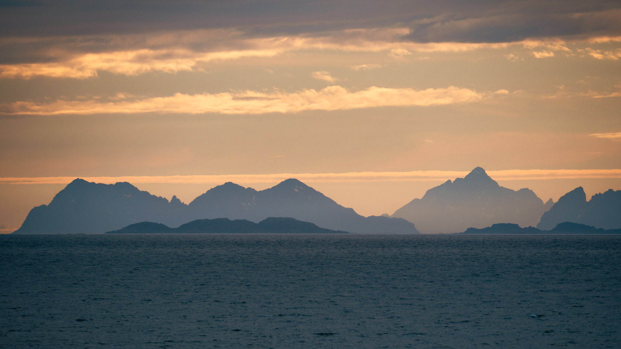 Vistas silueta Islas Lofoten desde el ferry