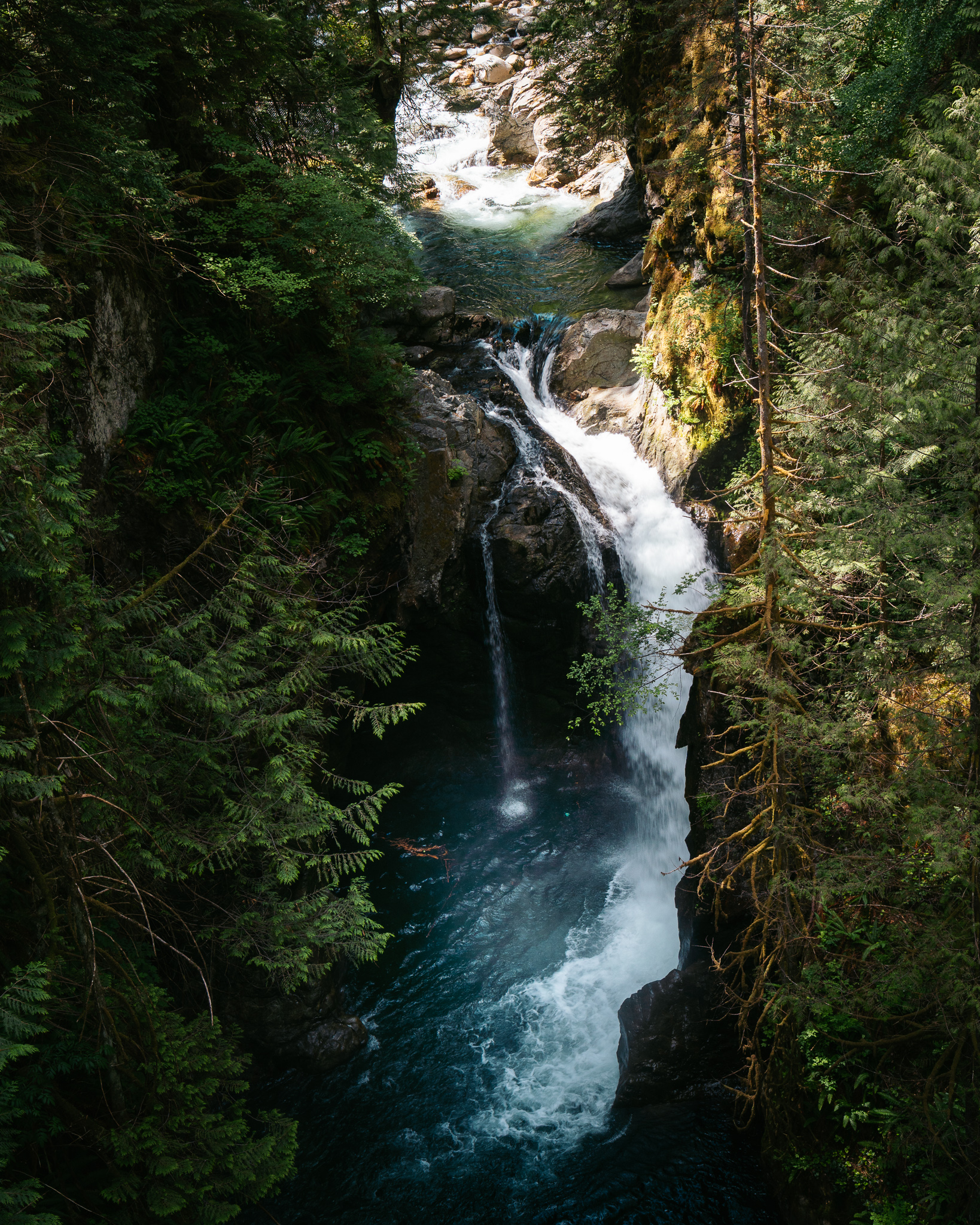 Cascada en Lynn Canyon Park, Norte de Vancouver, en la Columbia Británica, Canadá