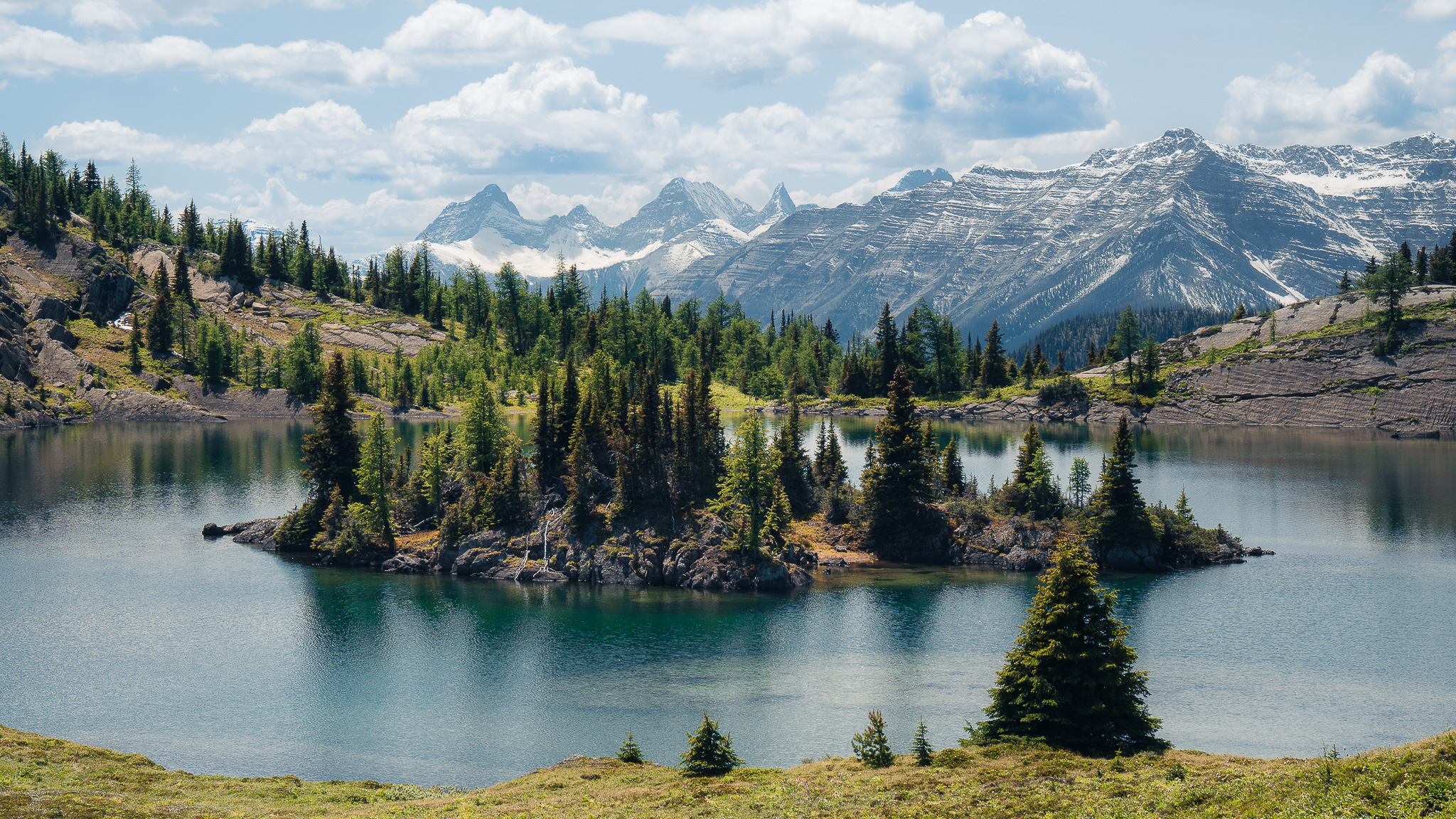 Lago Grizzly en la ruta circular lakes Loop, en Sunshine Meadows, Parque Nacional de Kootenay