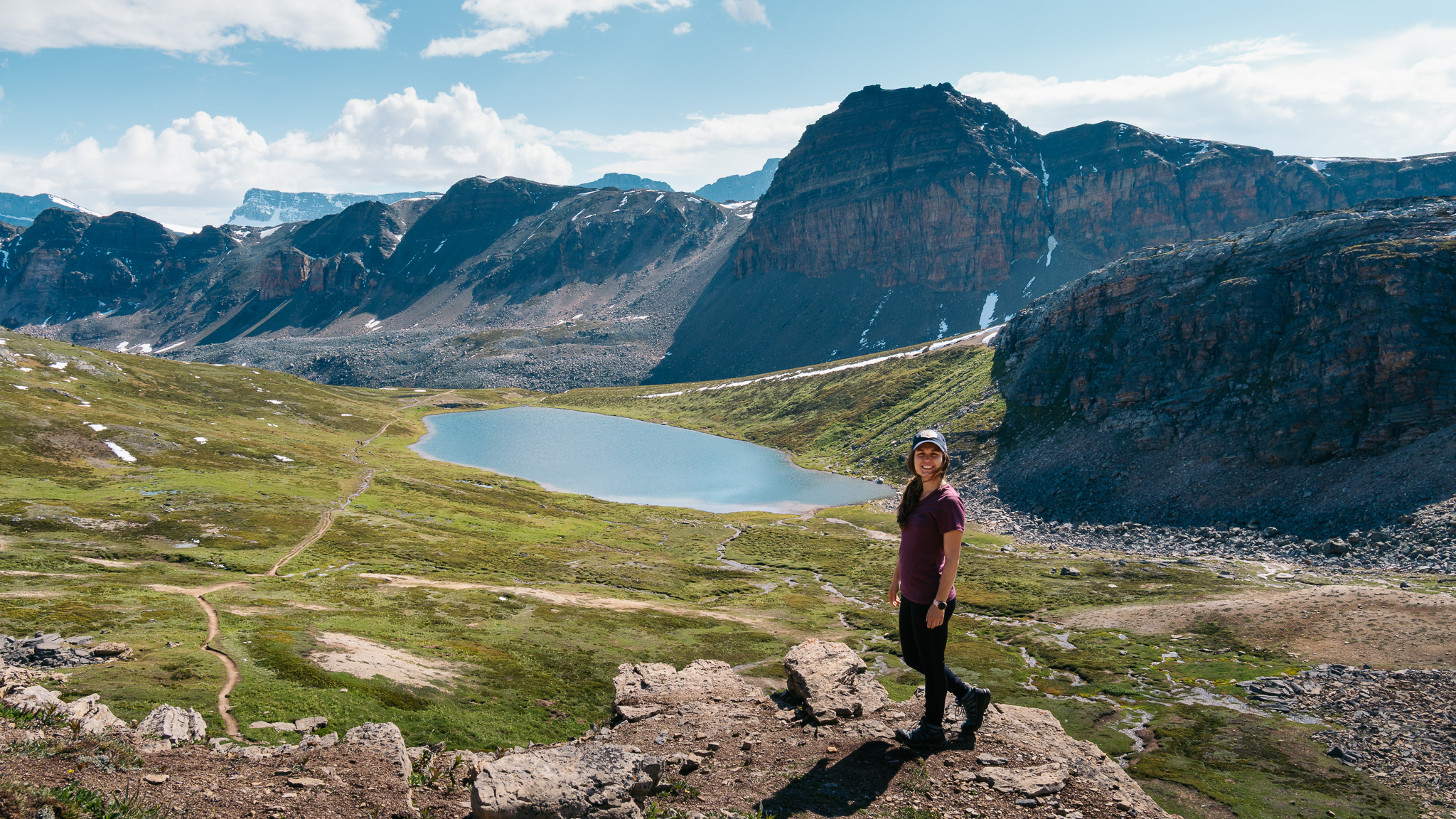 Alicia de AliveandRoaming en la ruta al lago helen y Cirque Peak. De fondo Lago Helen.