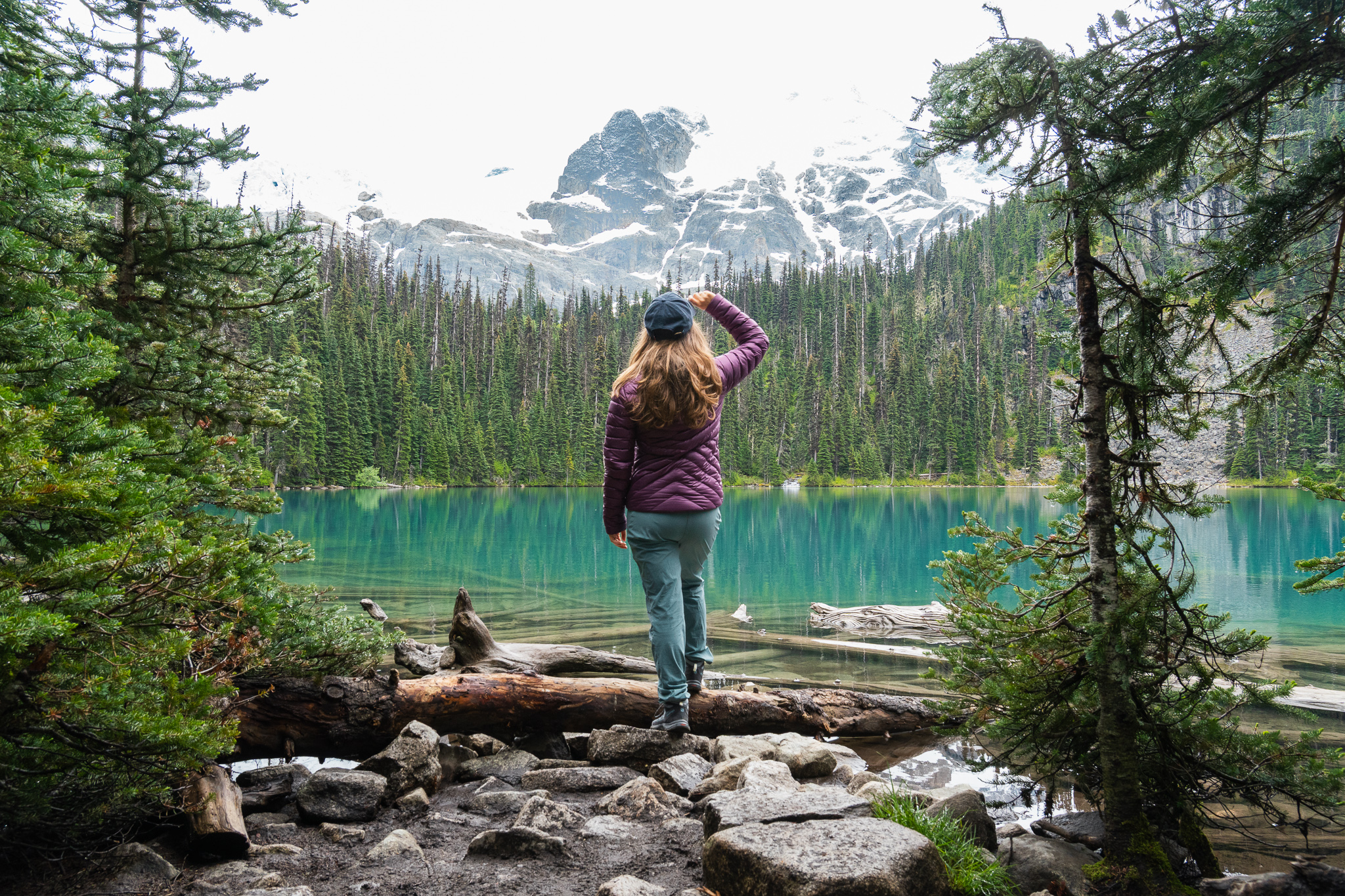 Alicia del Blog de AliveandRoaming en el Joffre Lakes Provincial Park, Glaciar Matier. Viaje en camper costa oeste de Canadá