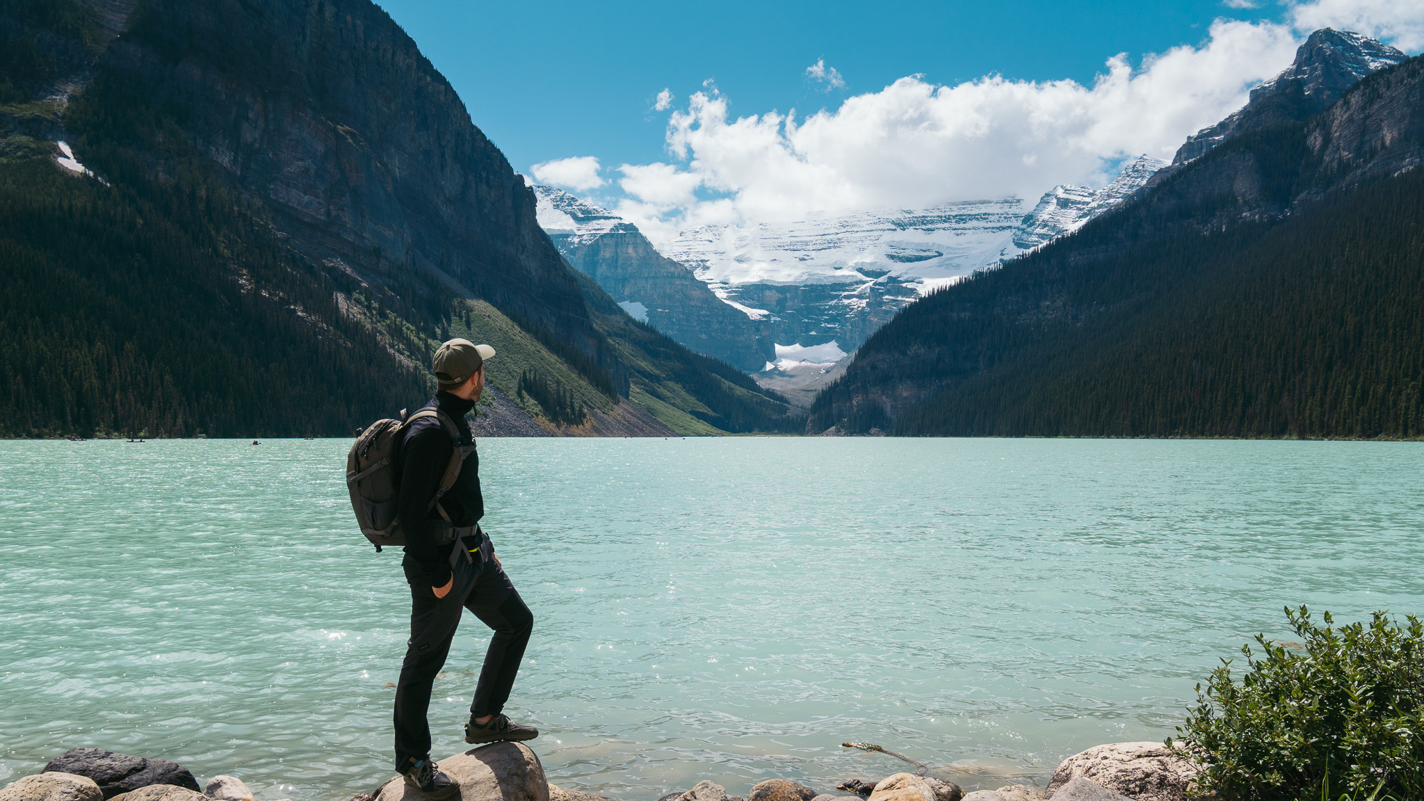 Ruben de Alive and Roaming visitando el Lago Louise en Banff
