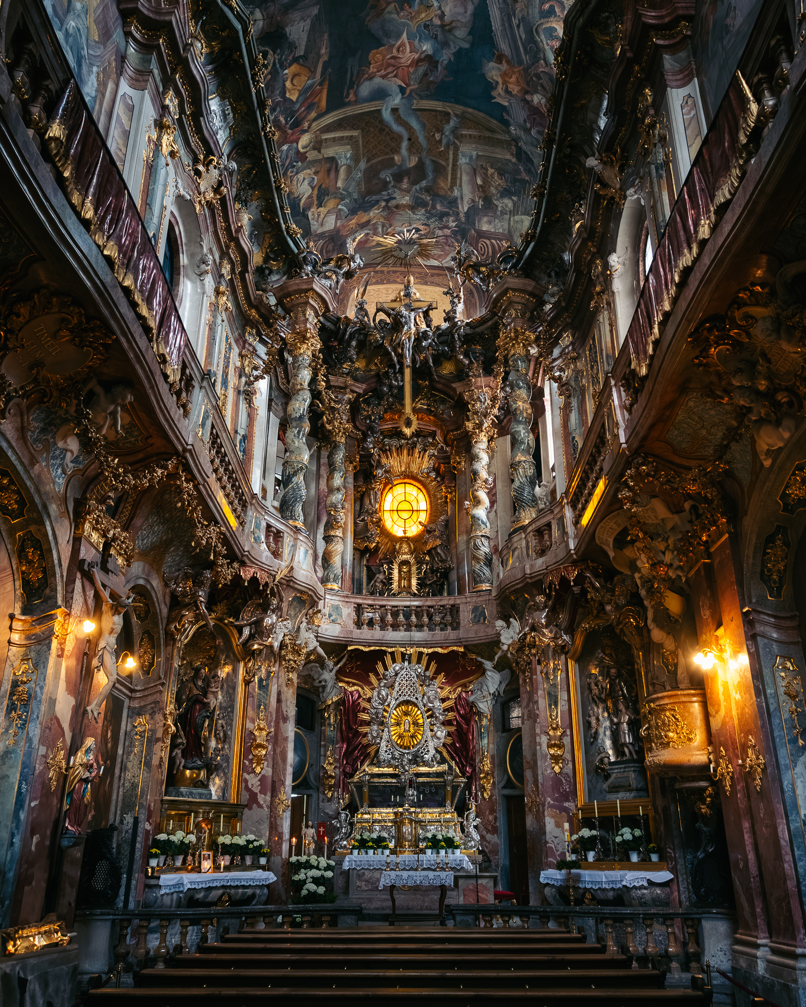 Interior de la Iglesia de San Juan de Nepuceno, o Asamkirche, en Múnich