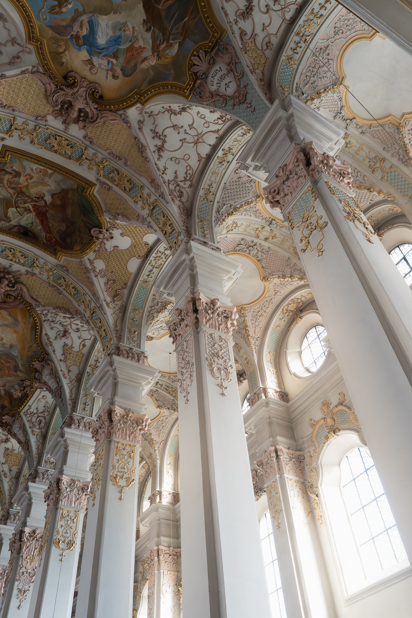 Detalle del techo del interior de la Iglesia de San Pedro en Múnich