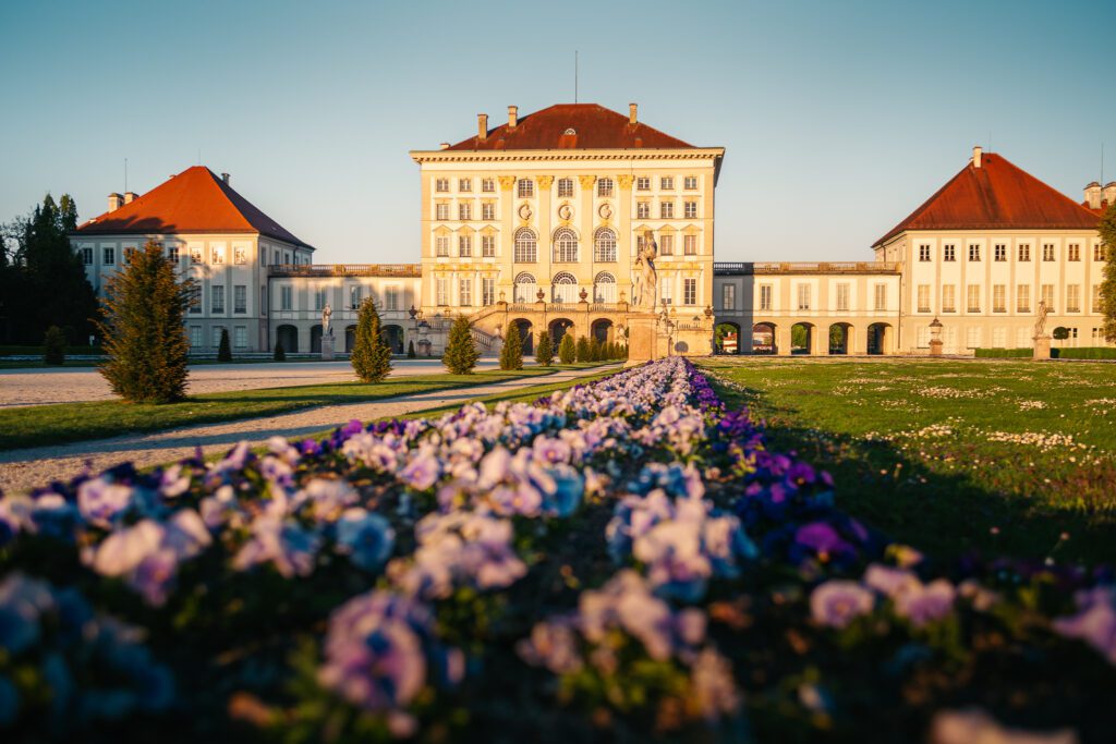 Foto de los jardines y el Palacio de Nymphenburg, en Munich al atardecer