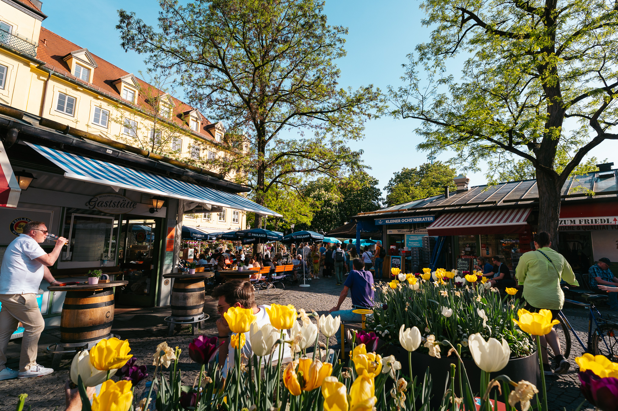 Mercado Viktualienmarkt en Múnich en un fin de semana de mayo