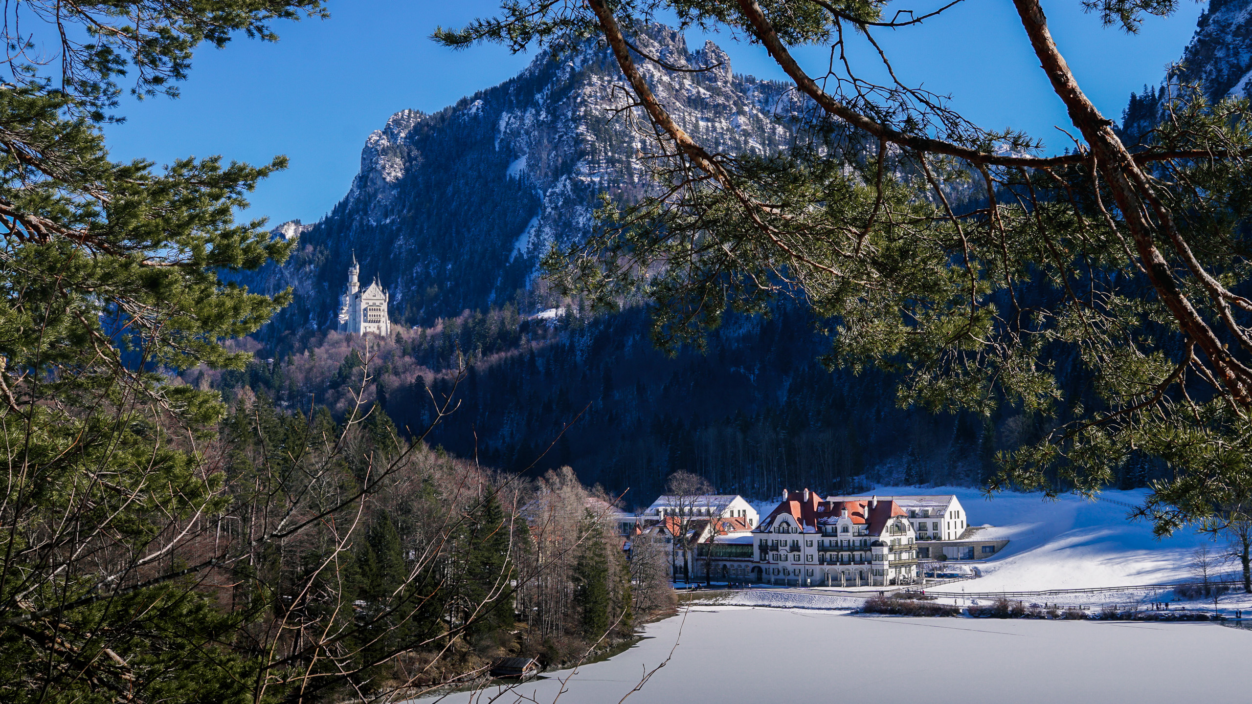 Castillo del Rey Loco en Füssen desde un mirador del Lago Alpsee