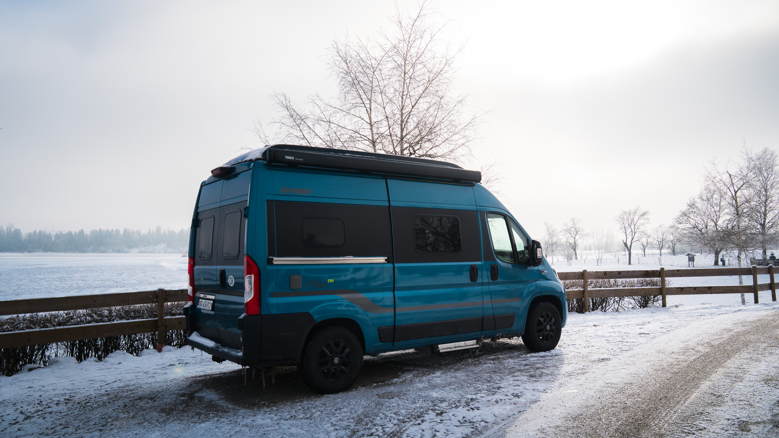 Furgoneta acampando en Füssen en invierno