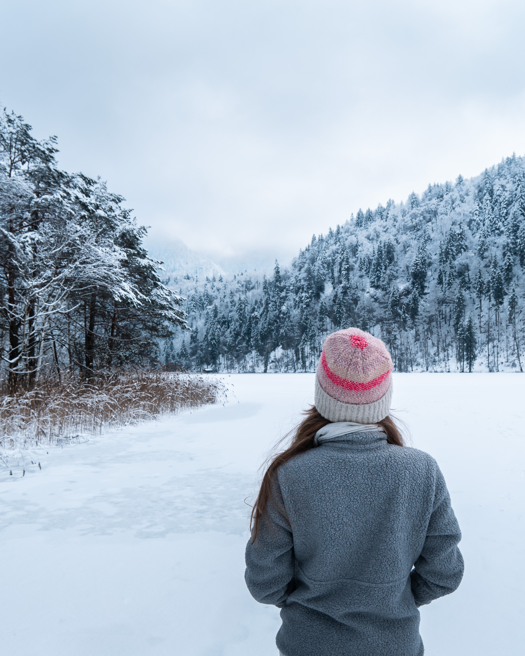 Lago Schwansee congelado en invierno en Füssen