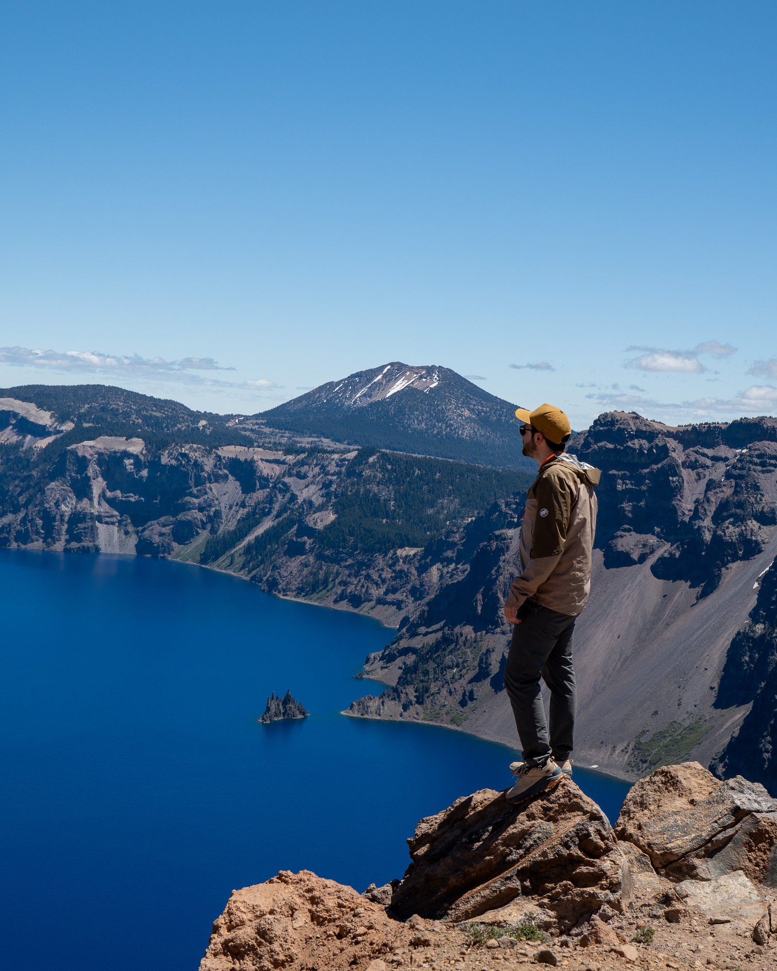 Rubén en la cima de Garfield Peak con Crater Lake al fondo