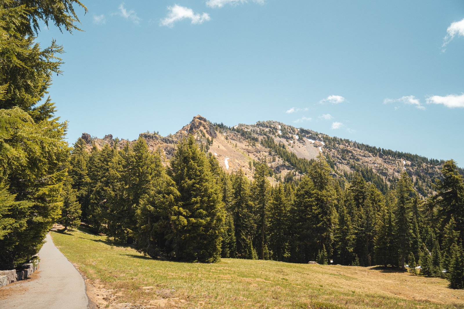 Sendero de subida a Garfield Peak con Crater Lake al fondo