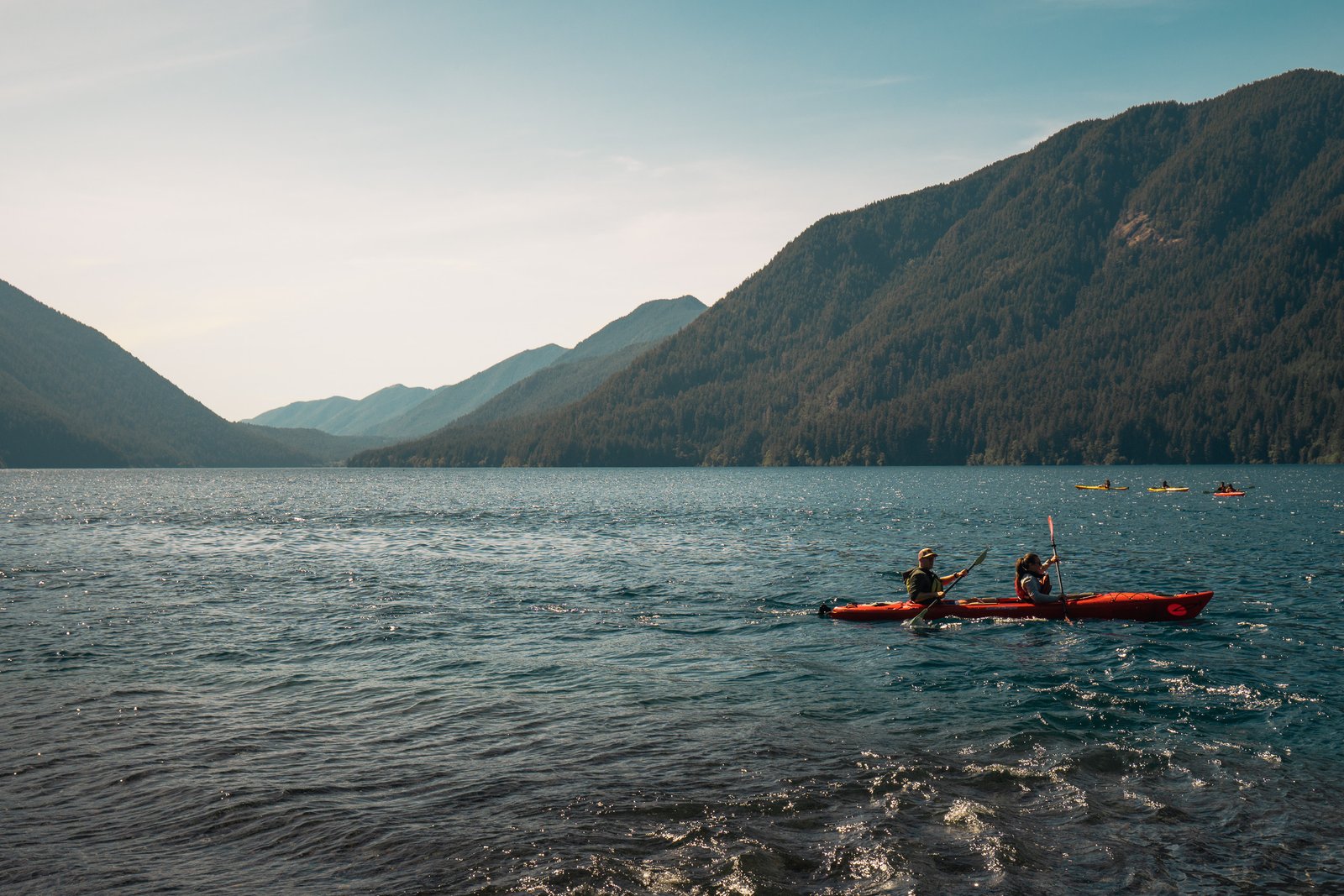 Aguas azules de Lake Crescent rodeadas de bosque