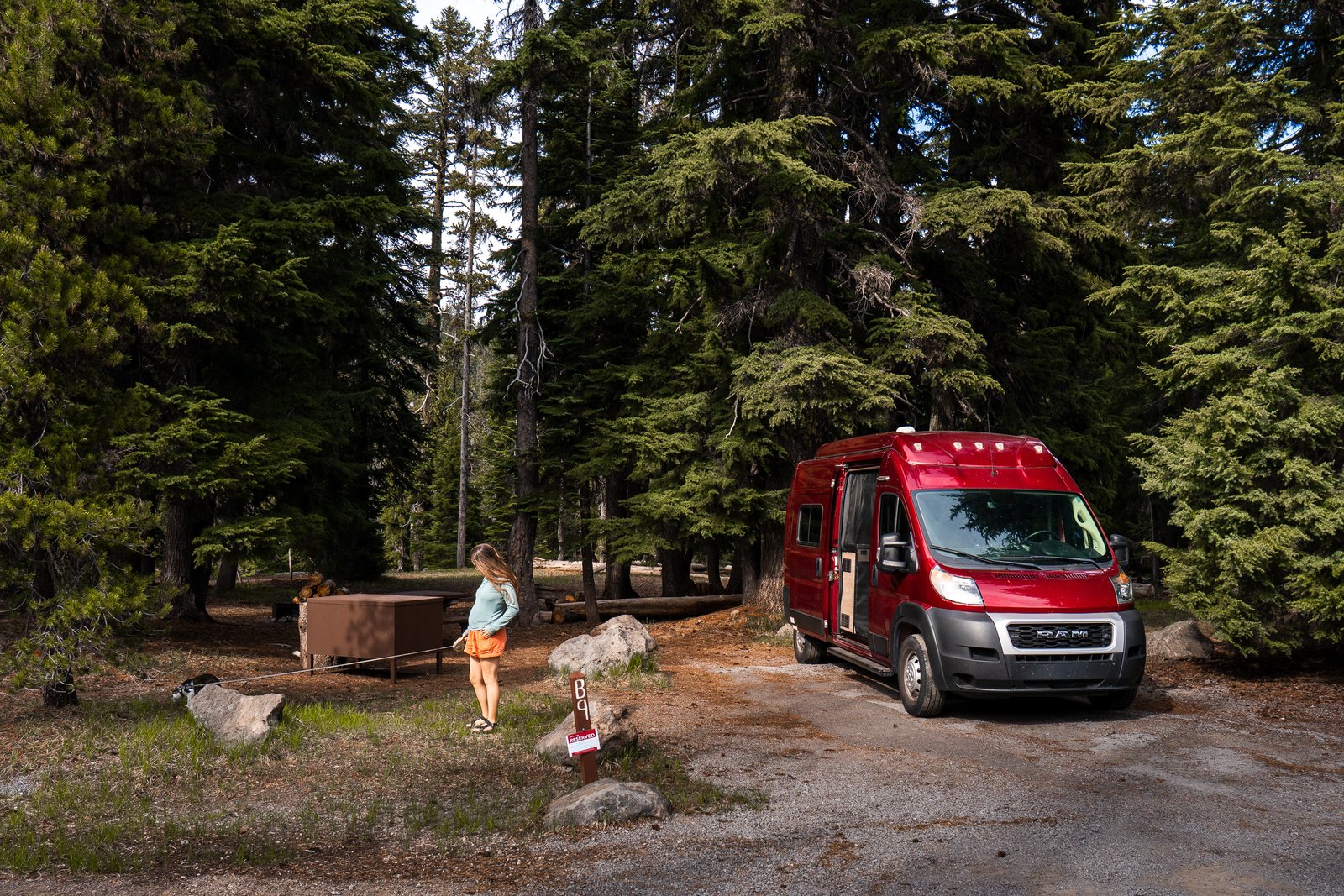 Alicia paseando a Bio en Mazama Campground