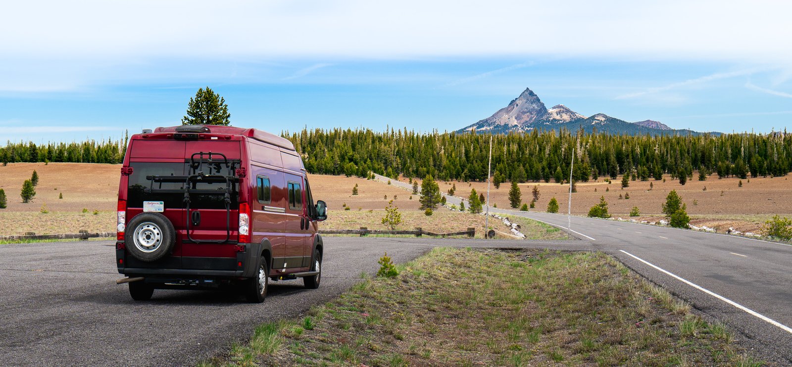 Nuestra camper en Pumice Desert con el Monte Thielsen al fondo