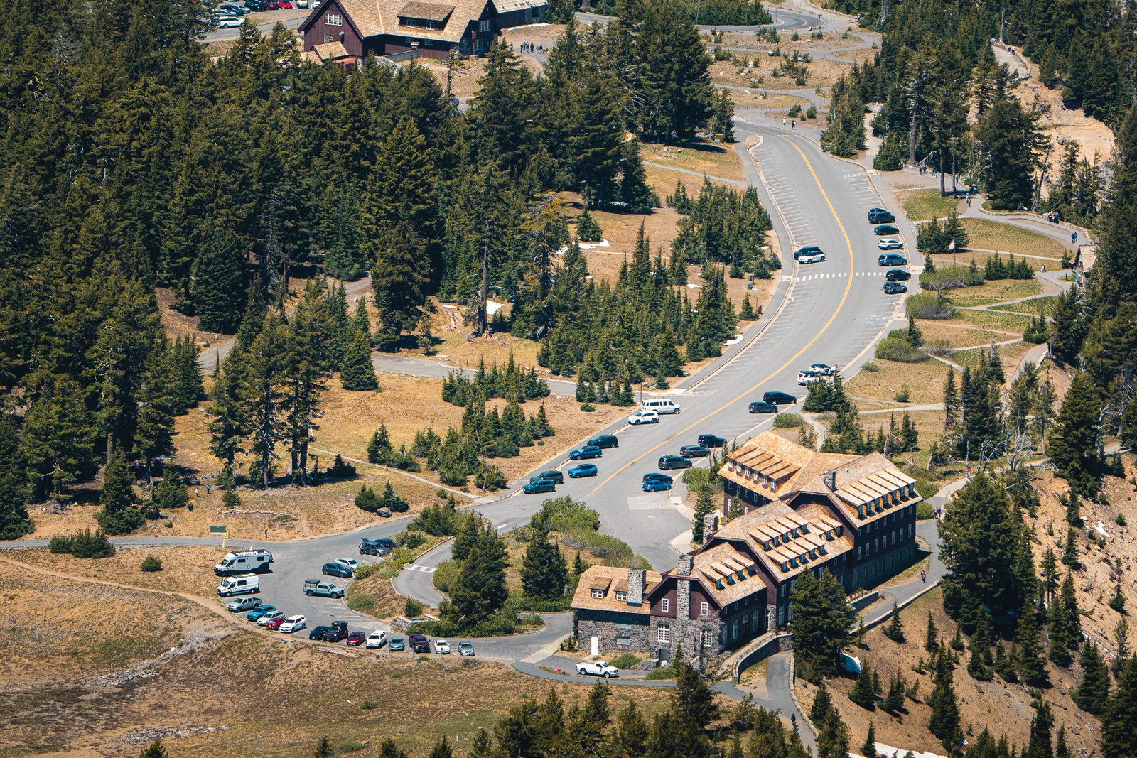 Rim Village y Crater Lake Lodge vistos desde la ruta a Garfield Peak