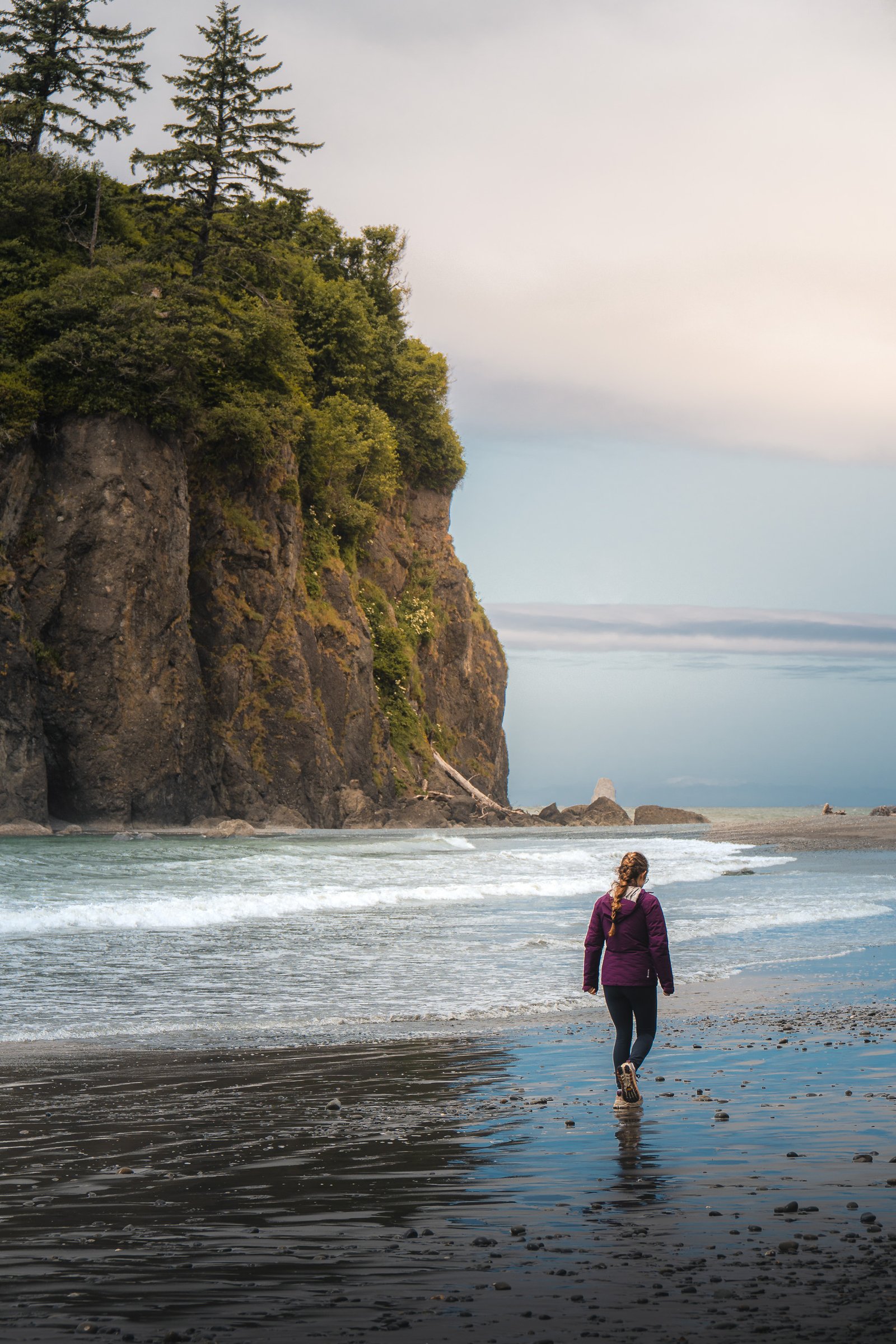 Ruby Beach con troncos y formaciones rocosas frente al mar