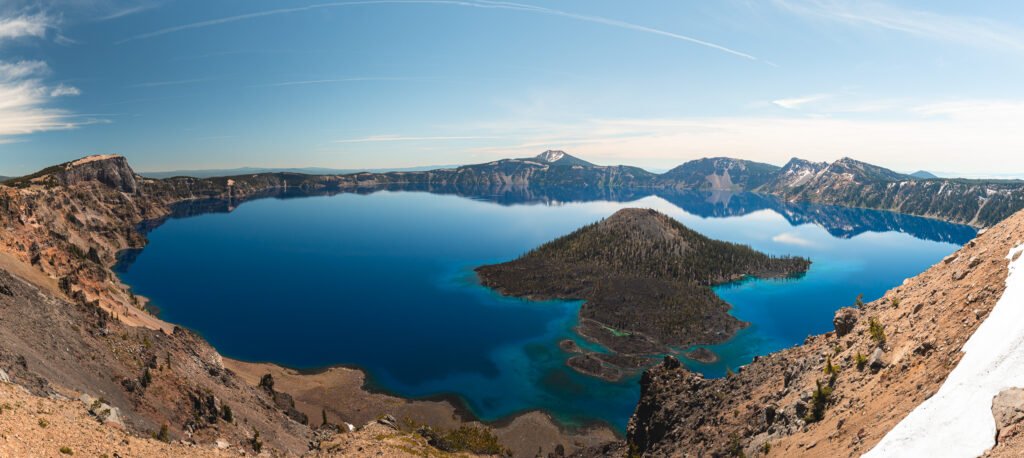 Vista panorámica de Crater Lake desde un mirador de Rim Drive