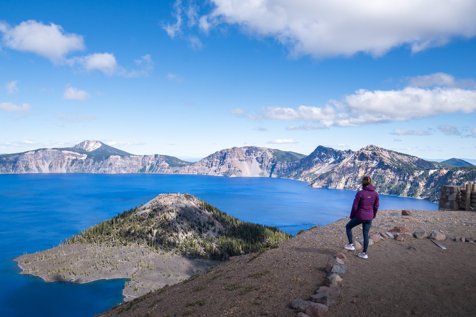 Alicia en Watchman Overlook con Crater Lake al fondo