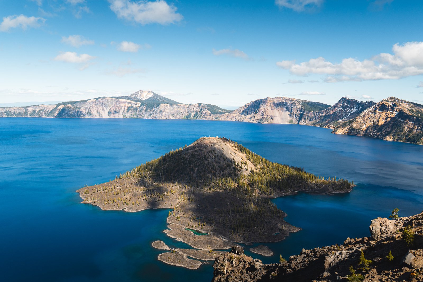 Wizard Island en las aguas de Crater Lake